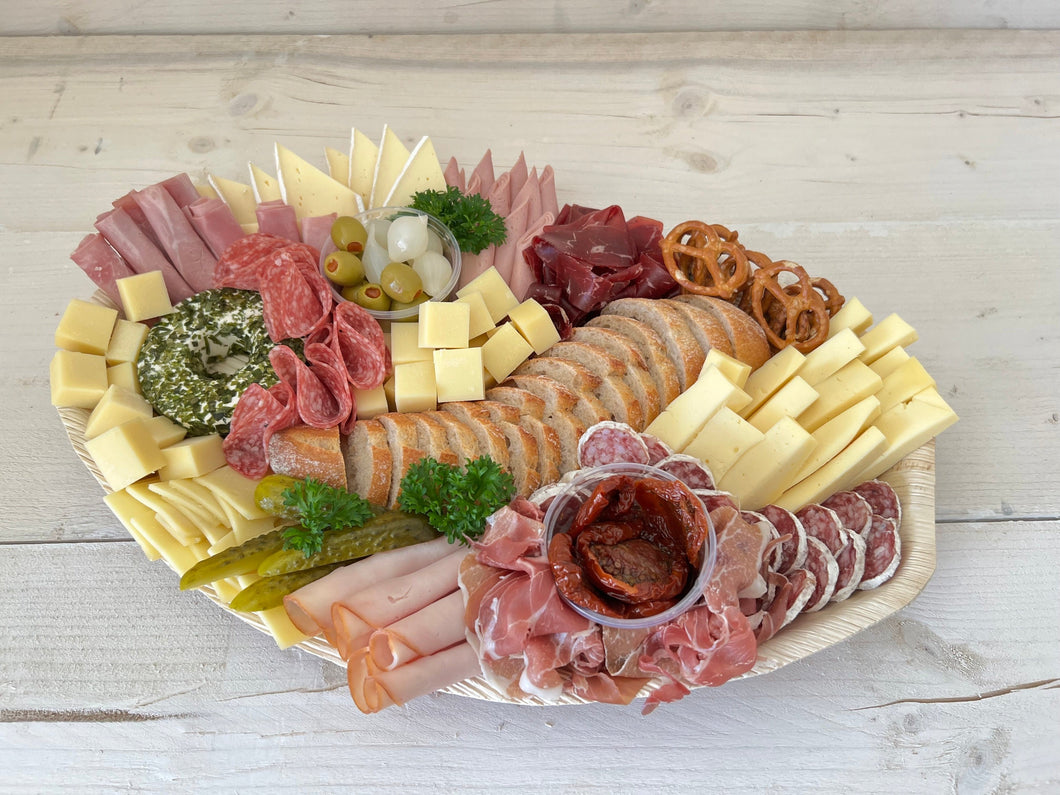 Palmblatt mit Fleisch und Käse
